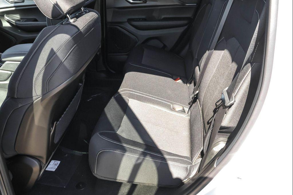 new 2025 Jeep Grand Cherokee car, priced at $35,820