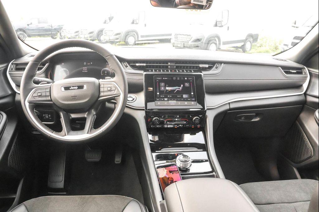 new 2025 Jeep Grand Cherokee car, priced at $39,272