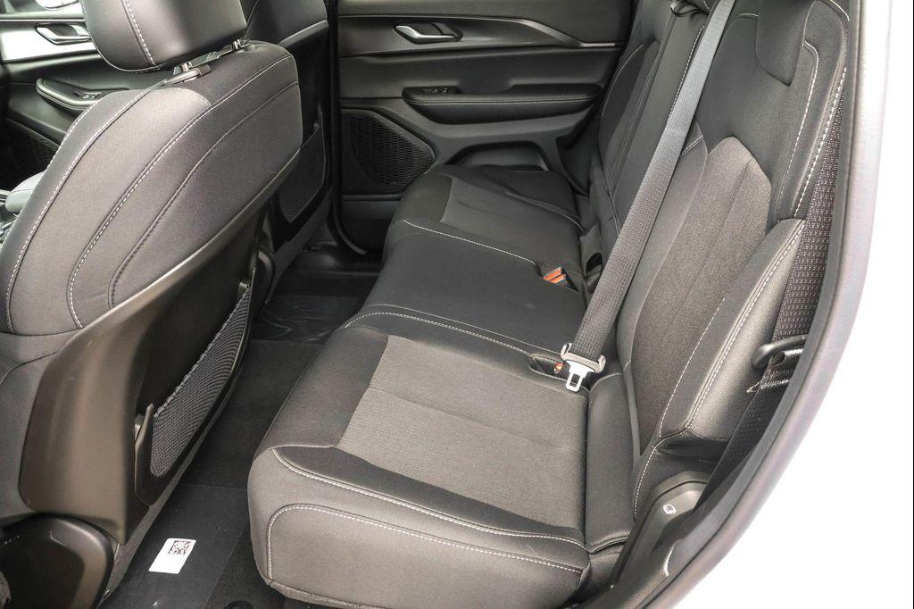 new 2025 Jeep Grand Cherokee car, priced at $37,830