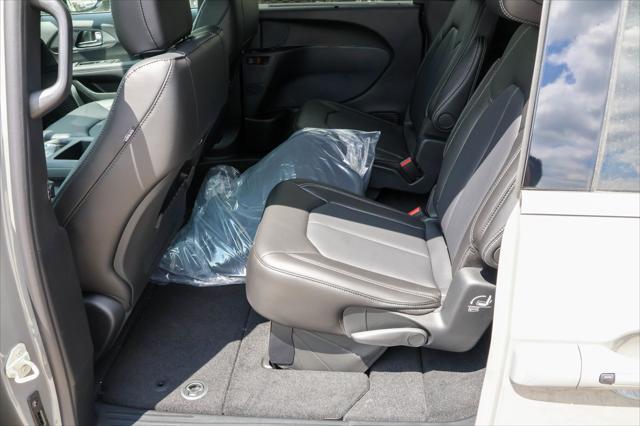 new 2025 Chrysler Pacifica car, priced at $45,072
