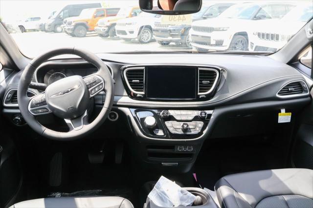 new 2025 Chrysler Pacifica car, priced at $45,072