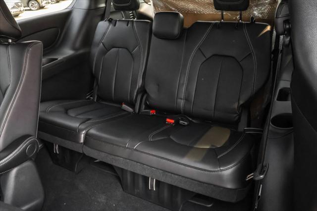 new 2025 Chrysler Pacifica Hybrid car, priced at $38,866
