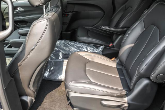 new 2025 Chrysler Pacifica Hybrid car, priced at $38,866