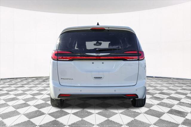 new 2025 Chrysler Pacifica car, priced at $39,427