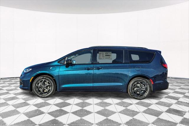 new 2025 Chrysler Pacifica Hybrid car, priced at $43,275