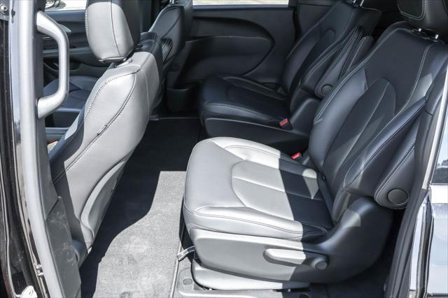 new 2025 Chrysler Pacifica Hybrid car, priced at $38,381