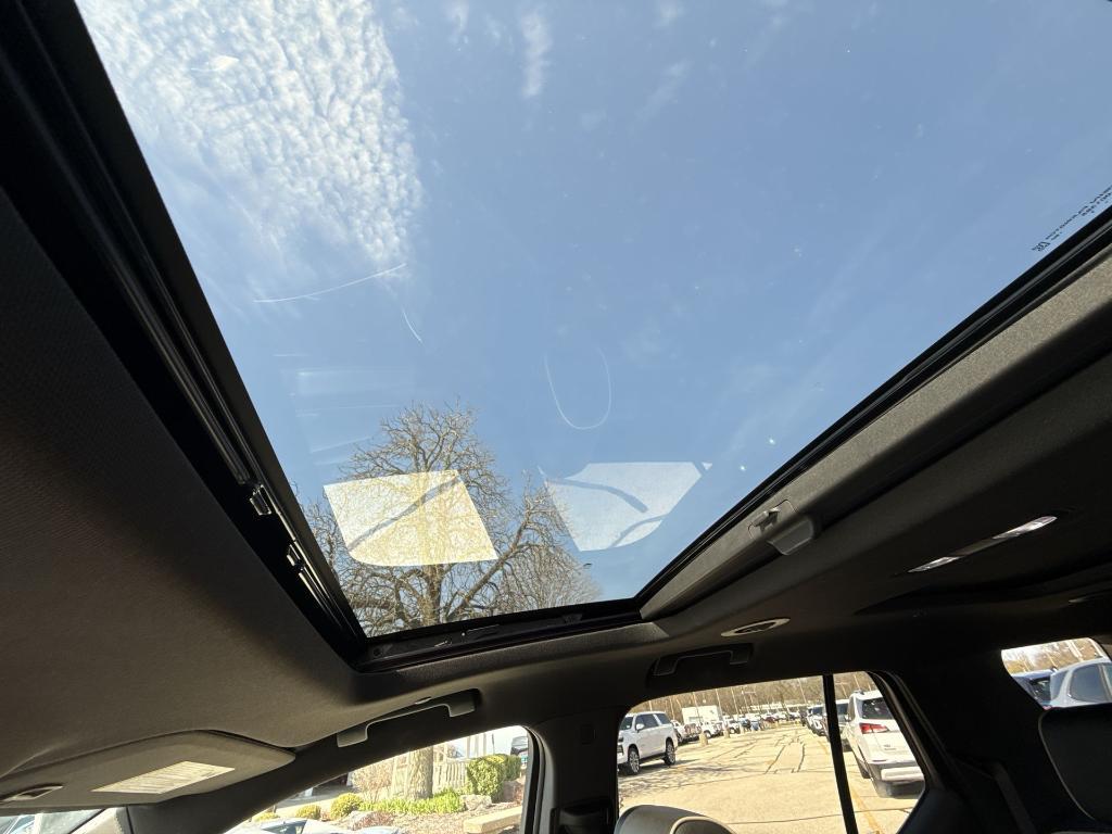 used 2022 Chevrolet Traverse car, priced at $33,492