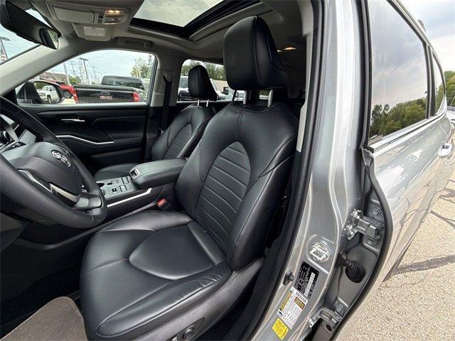 used 2022 Toyota Highlander car, priced at $33,694