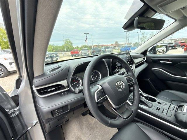 used 2022 Toyota Highlander car, priced at $33,694