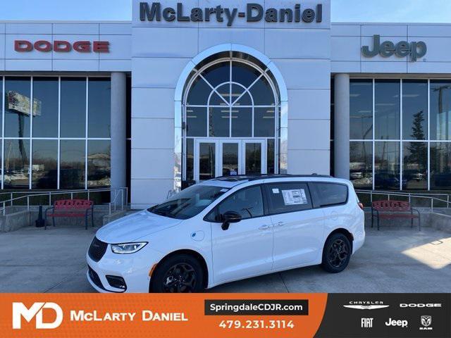 new 2024 Chrysler Pacifica Hybrid car, priced at $55,216