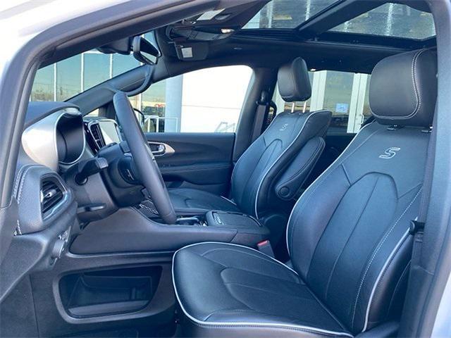new 2024 Chrysler Pacifica Hybrid car, priced at $53,849