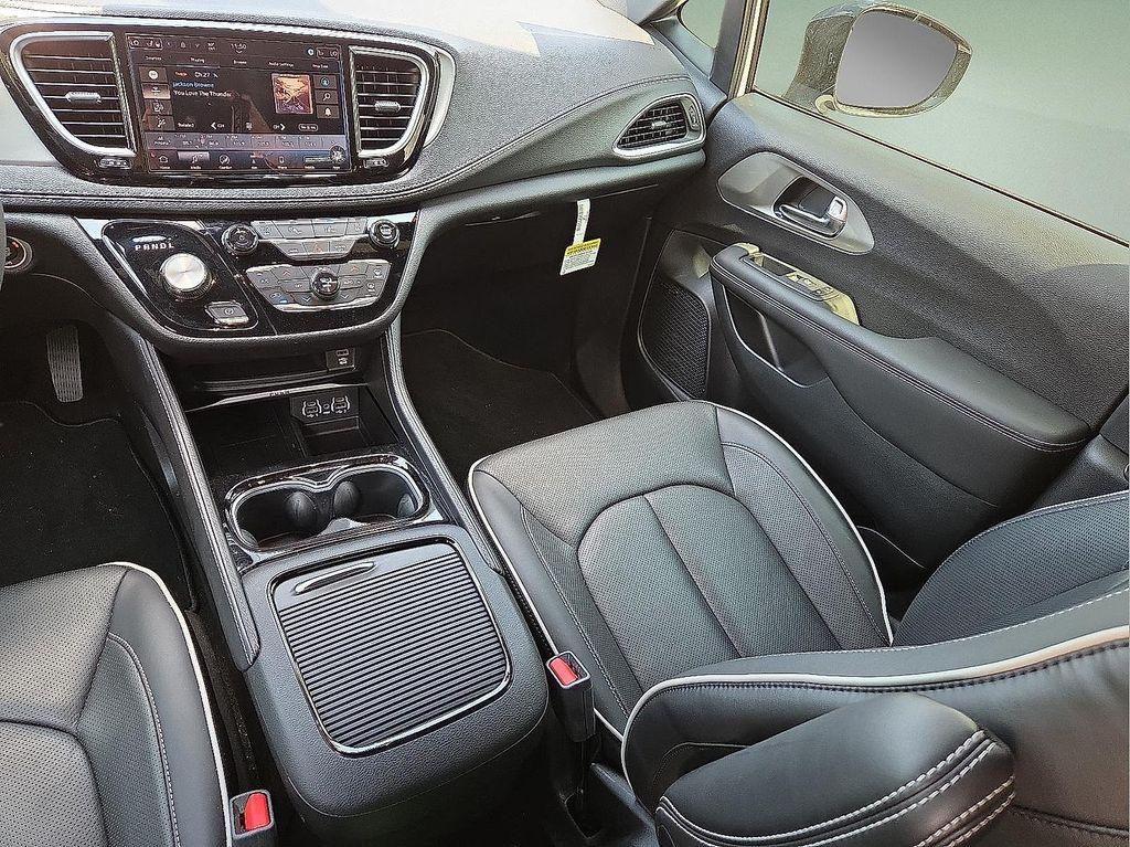 new 2024 Chrysler Pacifica Hybrid car, priced at $52,973