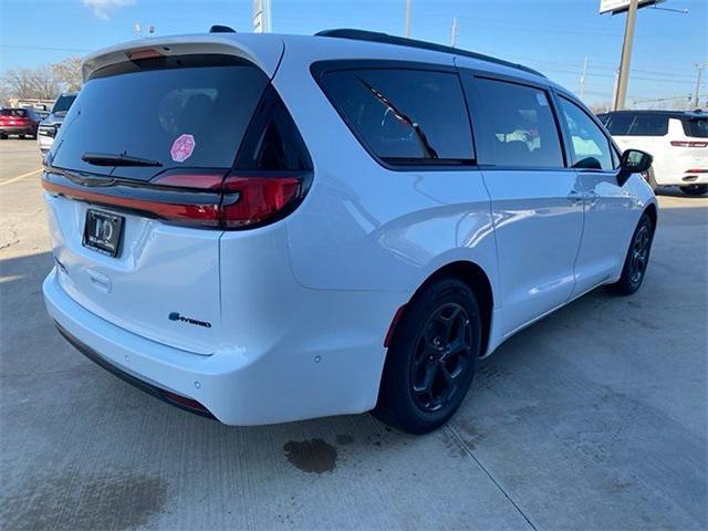 new 2024 Chrysler Pacifica Hybrid car, priced at $53,849