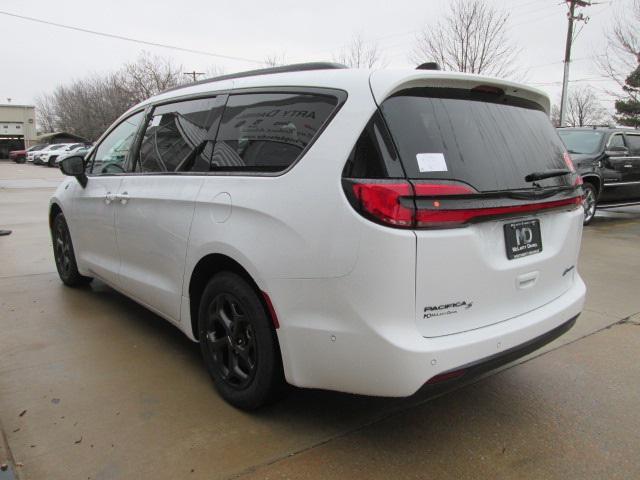 new 2024 Chrysler Pacifica Hybrid car, priced at $40,432