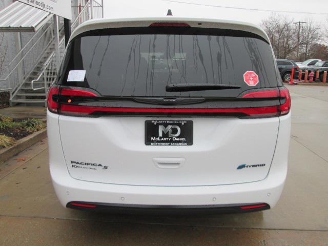 new 2024 Chrysler Pacifica Hybrid car, priced at $40,432