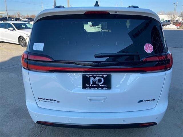new 2024 Chrysler Pacifica Hybrid car, priced at $53,849