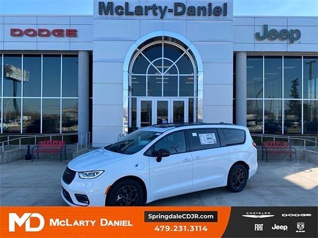 new 2024 Chrysler Pacifica Hybrid car, priced at $53,849