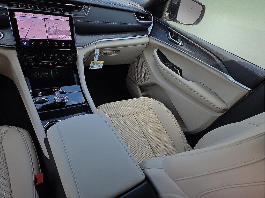 new 2025 Jeep Grand Cherokee car, priced at $49,627