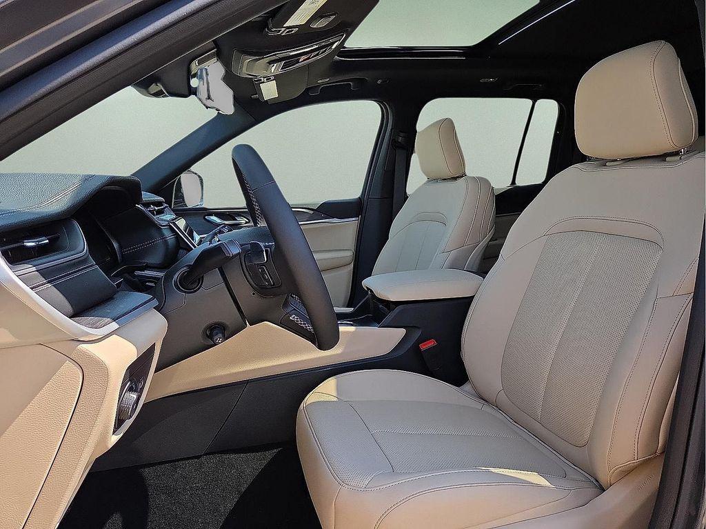 new 2025 Jeep Grand Cherokee car, priced at $49,627