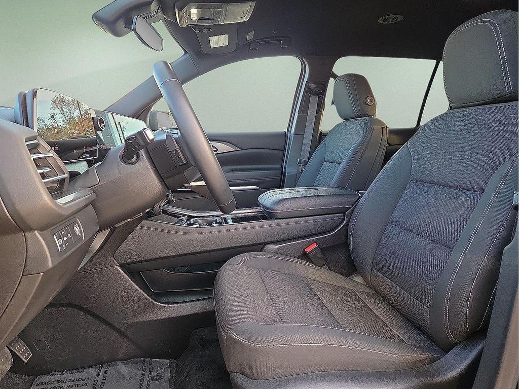 used 2024 Chevrolet Traverse car, priced at $33,650
