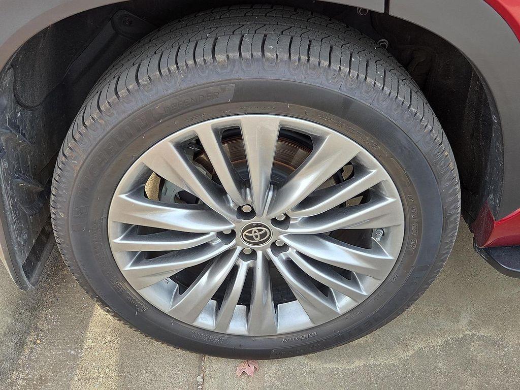 used 2022 Toyota Highlander car, priced at $36,489