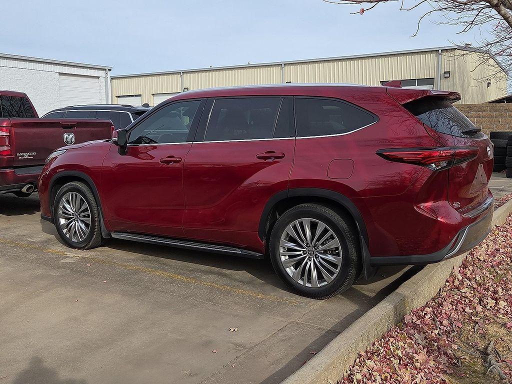 used 2022 Toyota Highlander car, priced at $36,489