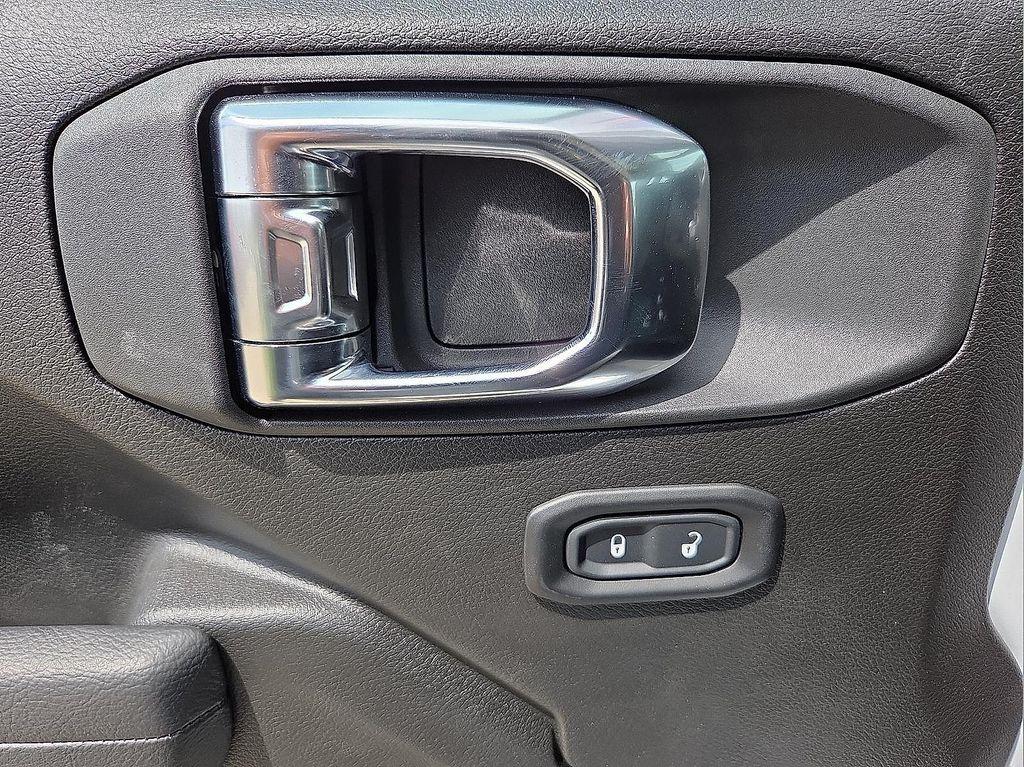 new 2025 Jeep Wrangler car, priced at $40,305