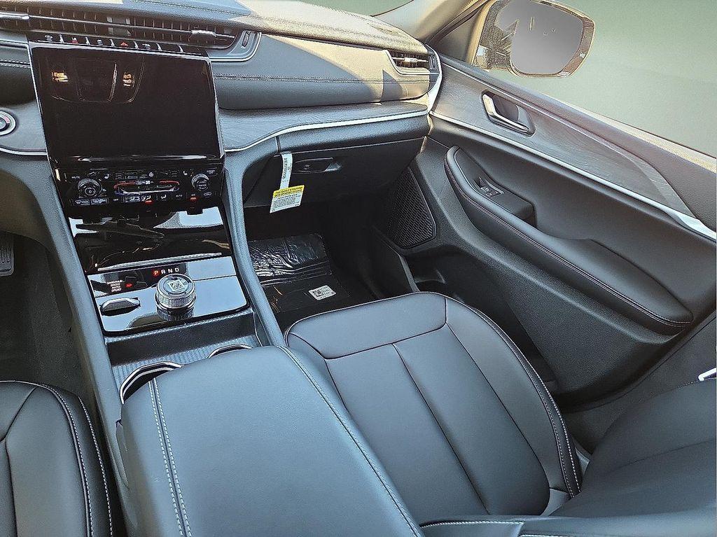 new 2025 Jeep Grand Cherokee car, priced at $46,321