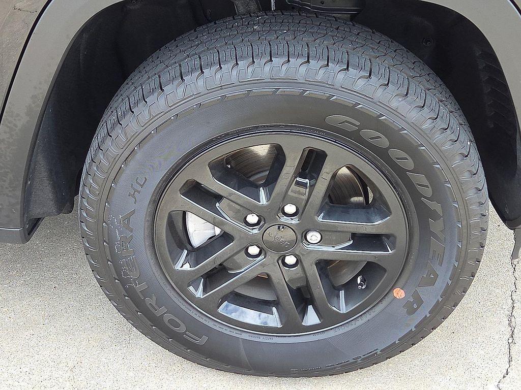 used 2025 Jeep Grand Cherokee car, priced at $32,933