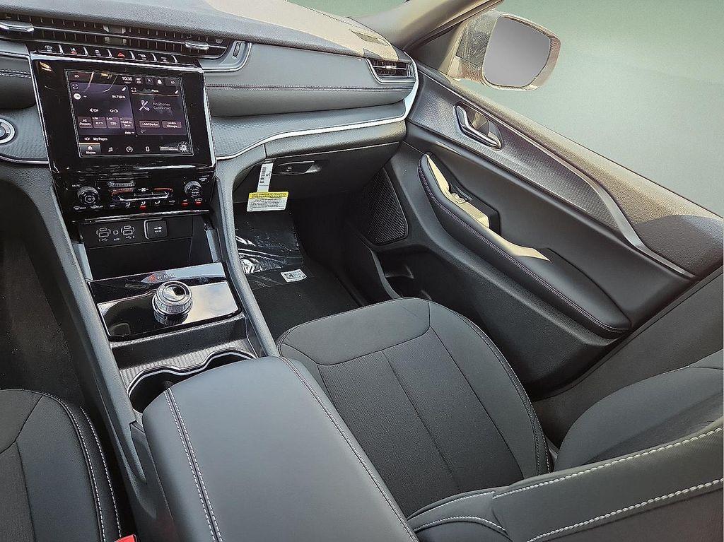 new 2025 Jeep Grand Cherokee car, priced at $40,256