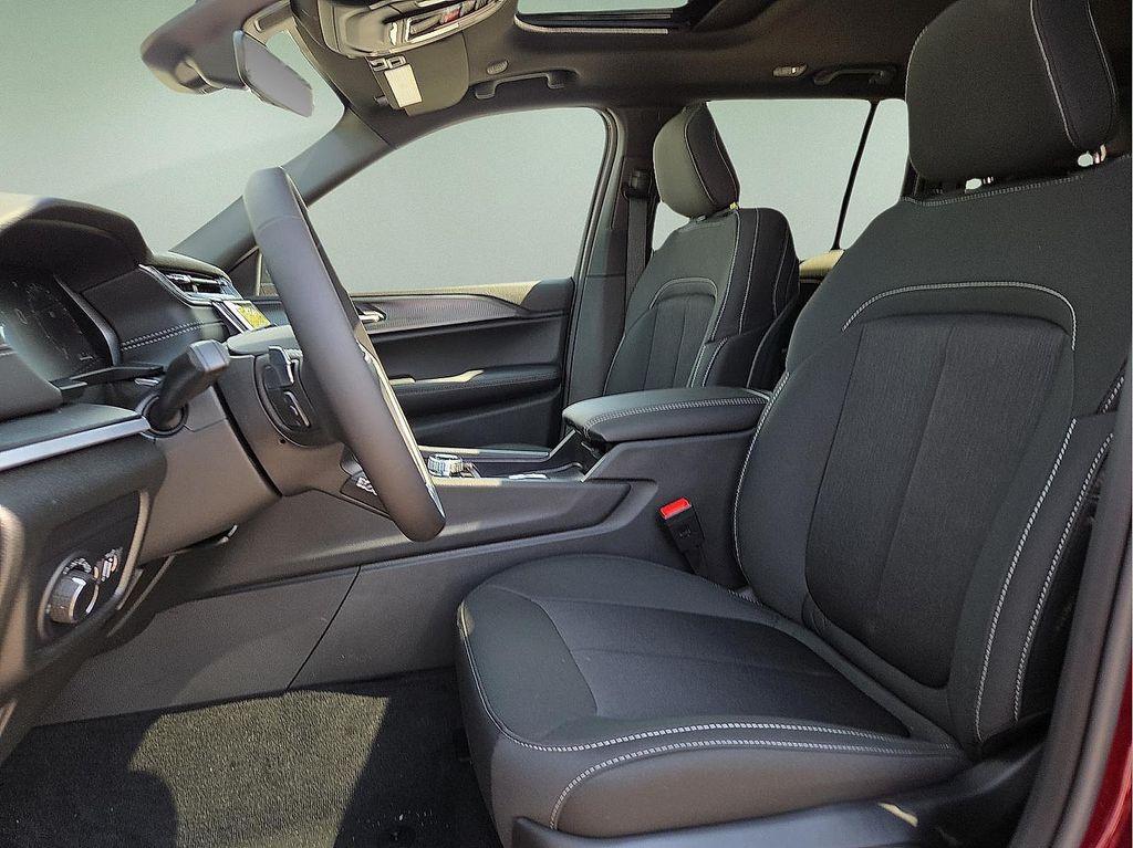 new 2025 Jeep Grand Cherokee car, priced at $40,256