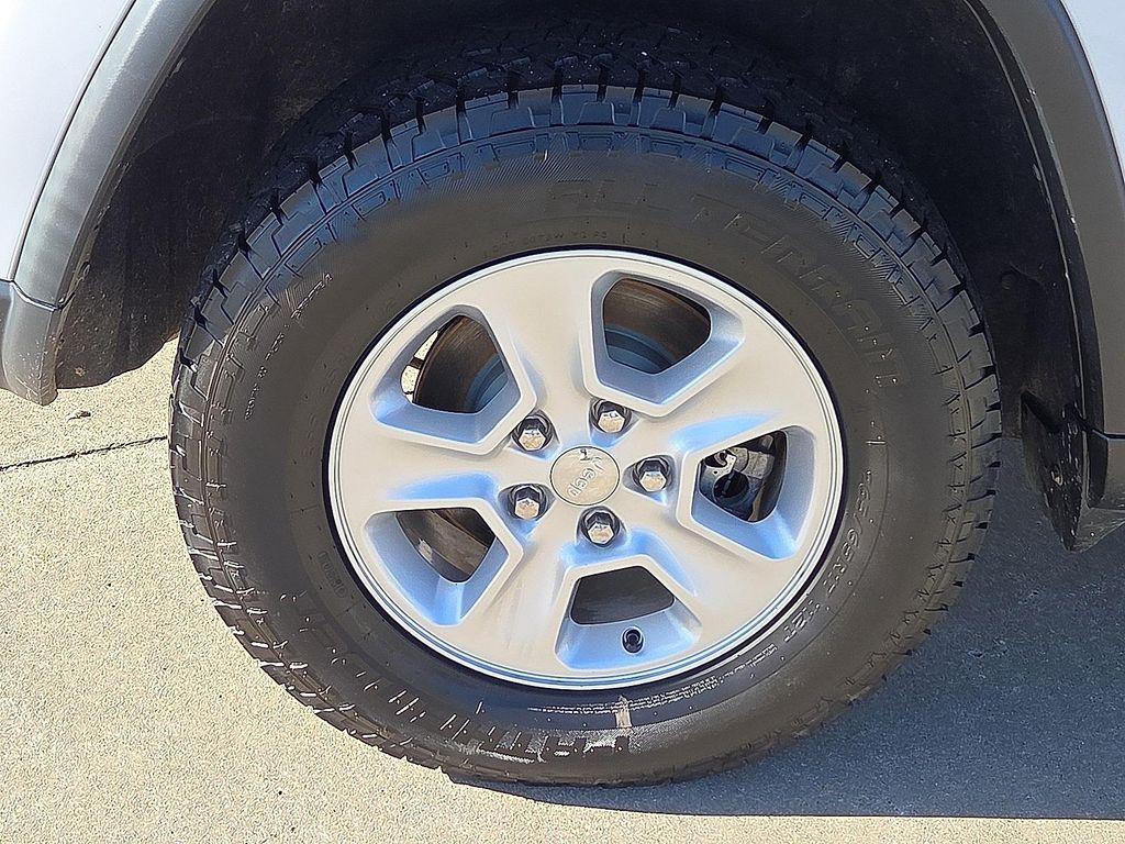 used 2015 Jeep Grand Cherokee car, priced at $12,602