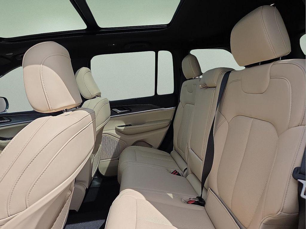new 2025 Jeep Grand Cherokee car, priced at $49,070