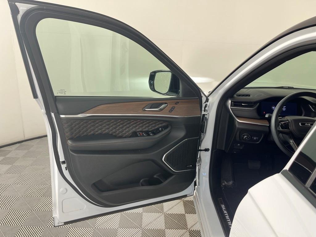 used 2024 Jeep Grand Cherokee car, priced at $49,991