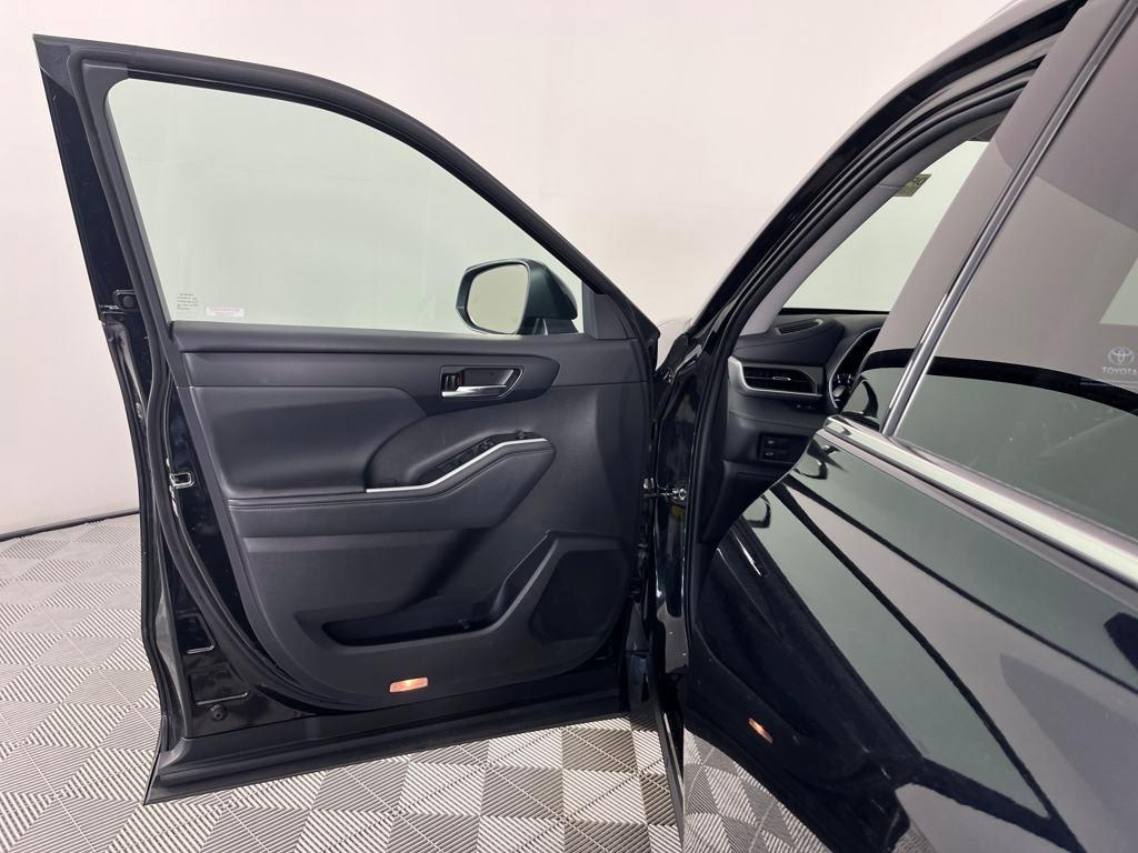 used 2022 Toyota Highlander car, priced at $38,991
