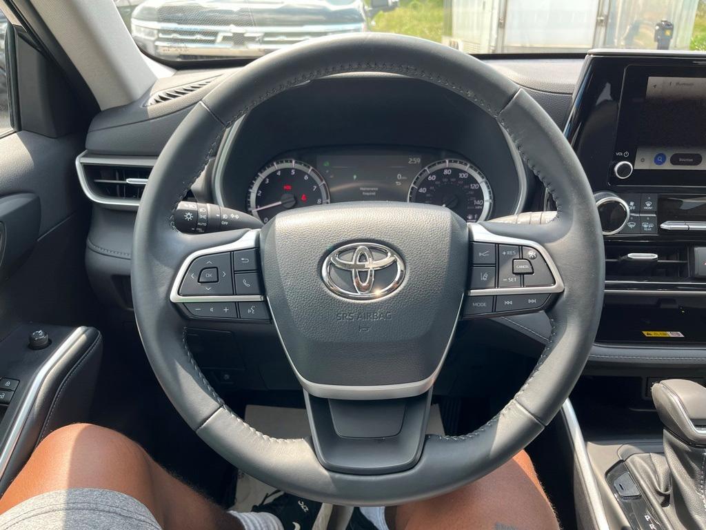 used 2023 Toyota Highlander car, priced at $41,999