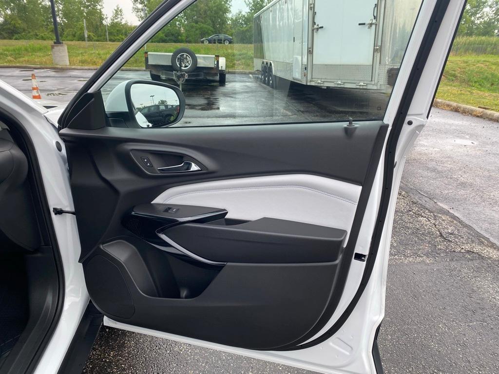 new 2025 Chevrolet Trax car, priced at $25,050