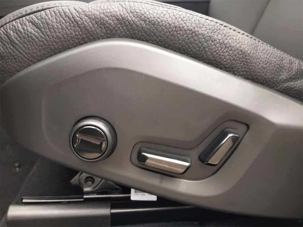 new 2025 Volvo XC60 car, priced at $55,360