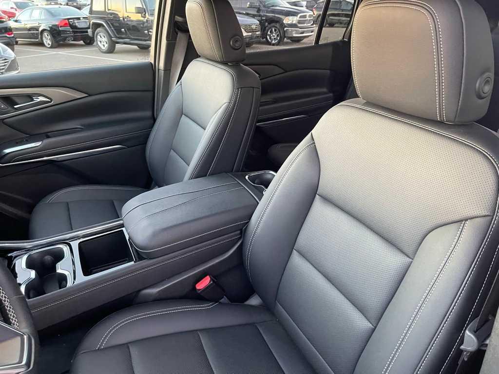 used 2025 Chevrolet Traverse car, priced at $35,977