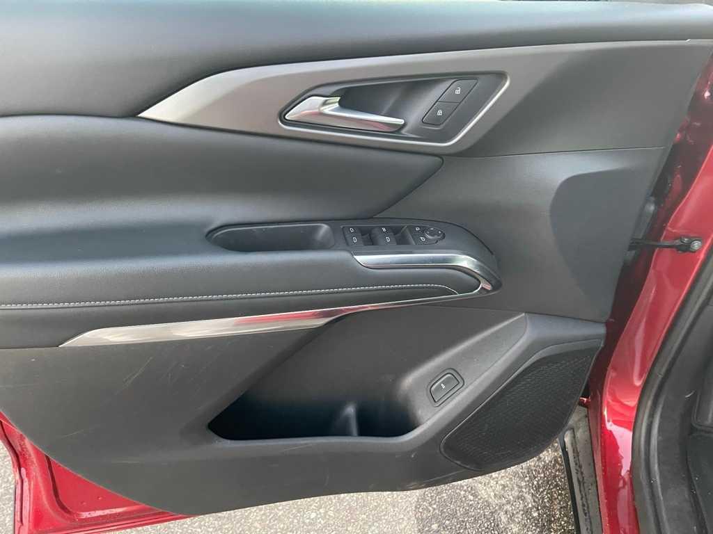 used 2025 Chevrolet Traverse car, priced at $35,977