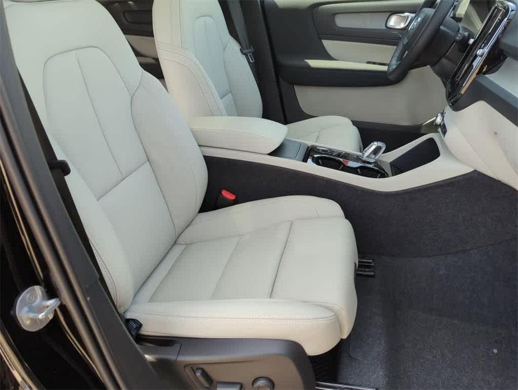 new 2025 Volvo XC40 car, priced at $52,235