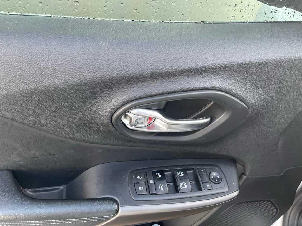 used 2020 Jeep Cherokee car, priced at $17,201