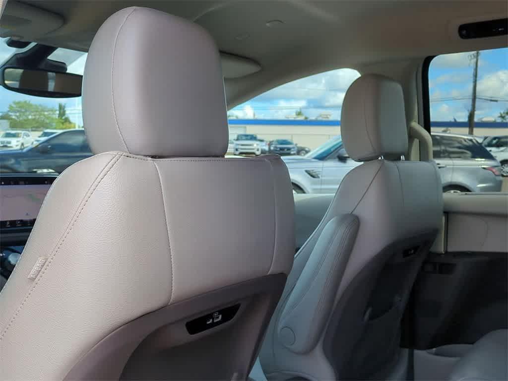 used 2021 Chrysler Pacifica Hybrid car, priced at $20,977