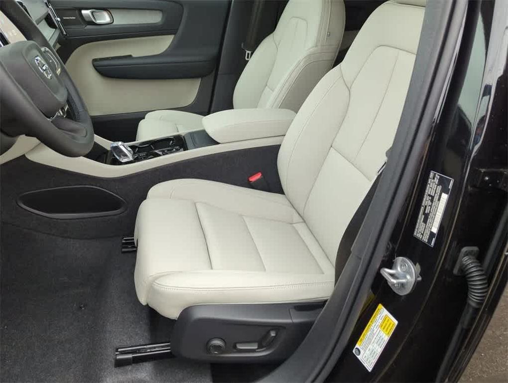 new 2025 Volvo XC40 car, priced at $52,235