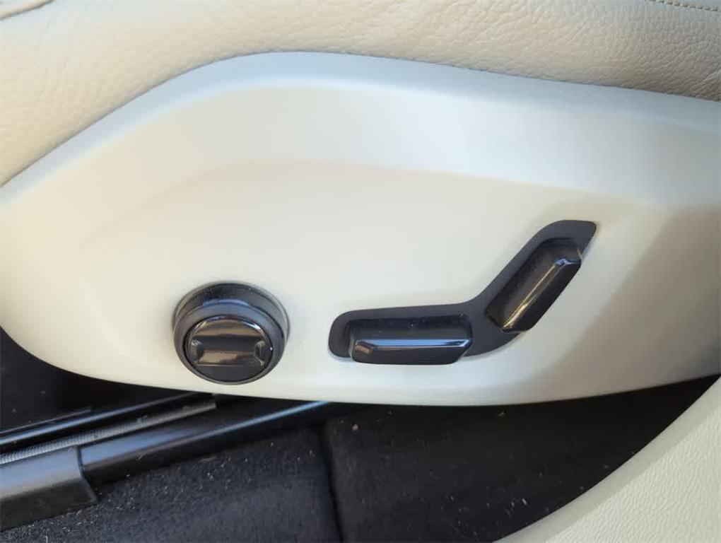 new 2025 Volvo XC60 car, priced at $49,712