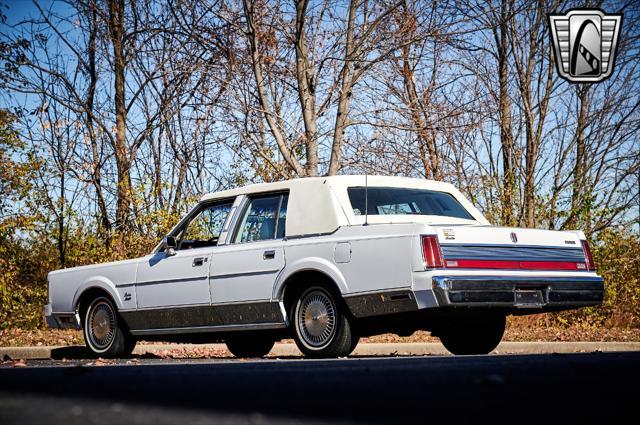 used 1989 Lincoln Town Car car, priced at $14,000