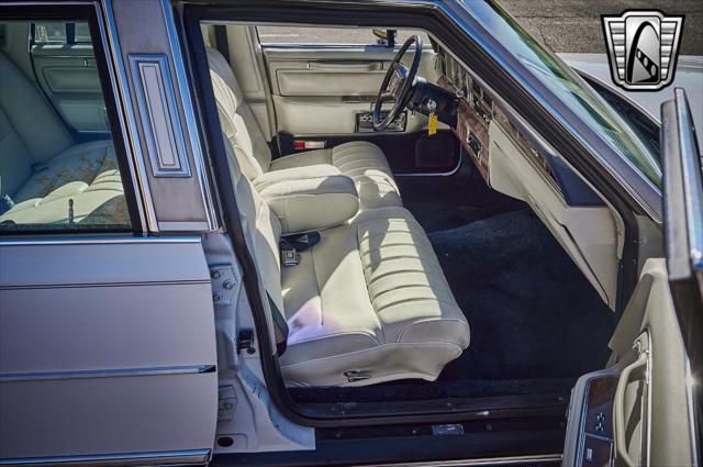 used 1989 Lincoln Town Car car, priced at $14,000