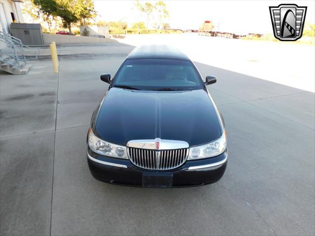 used 2001 Lincoln Town Car car, priced at $13,000