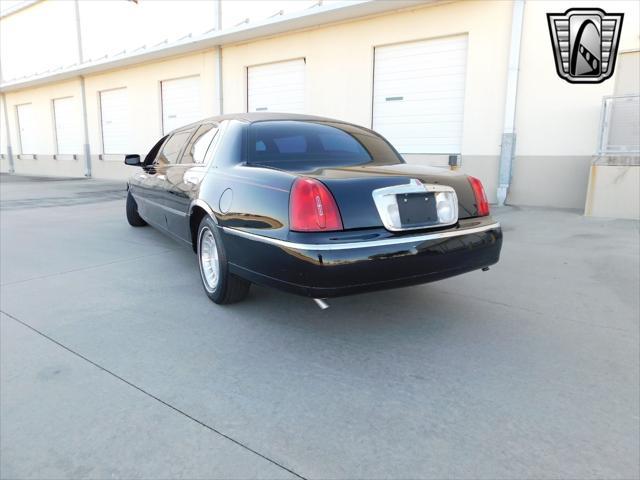 used 2001 Lincoln Town Car car, priced at $13,000