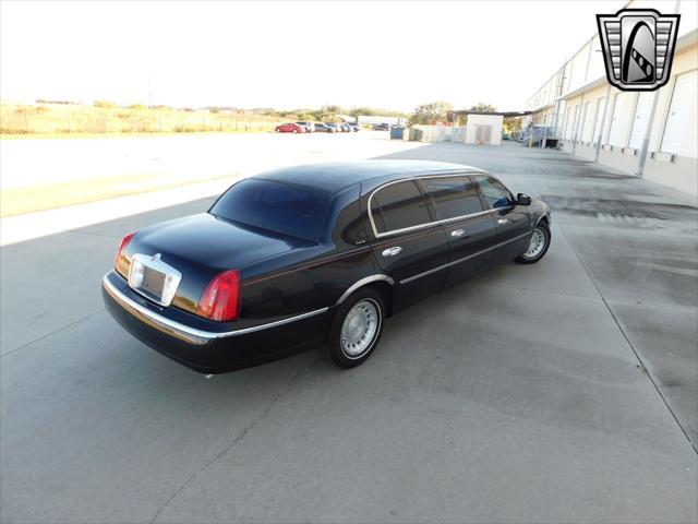 used 2001 Lincoln Town Car car, priced at $13,000